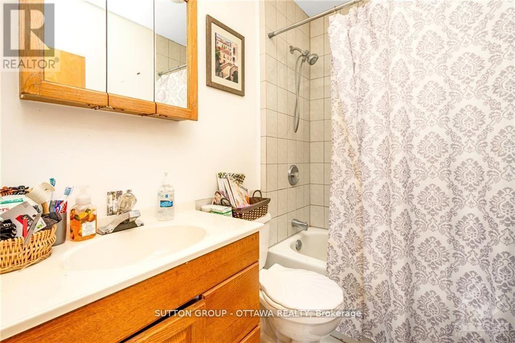 846 St Laurent Boulevard, Ottawa, ON - Indoor Photo Showing Bathroom