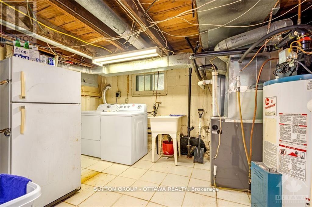 846 St Laurent Boulevard, Ottawa, ON - Indoor Photo Showing Laundry Room