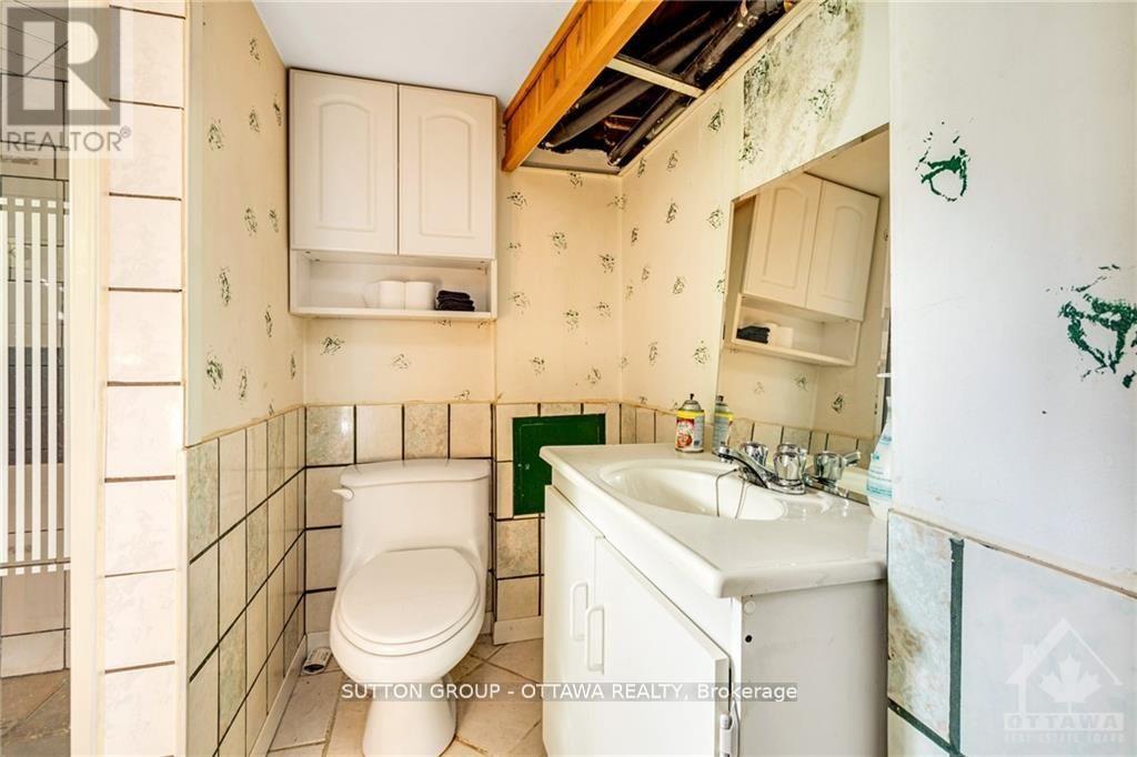 846 St Laurent Boulevard, Ottawa, ON - Indoor Photo Showing Bathroom