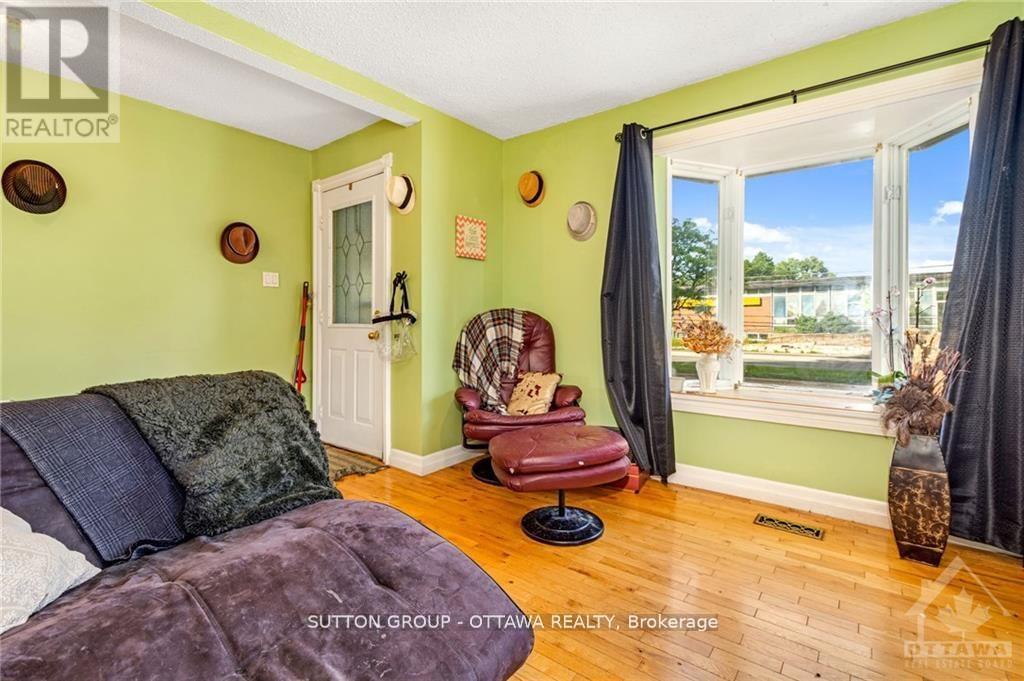 846 St Laurent Boulevard, Ottawa, ON - Indoor Photo Showing Living Room