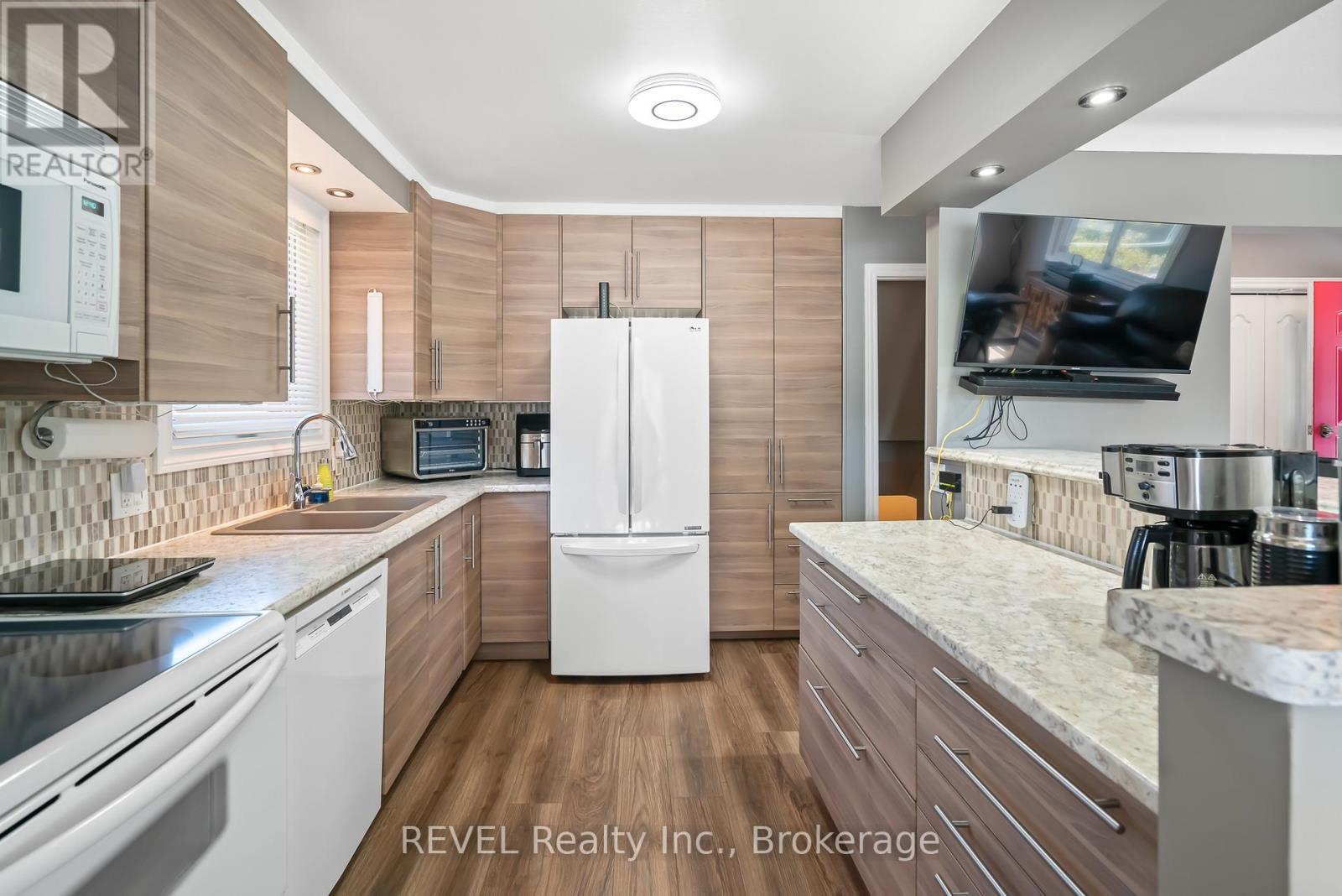 9 Fitzroy Lane, St. Catharines (Bunting/Linwell), ON - Indoor Photo Showing Kitchen With Double Sink