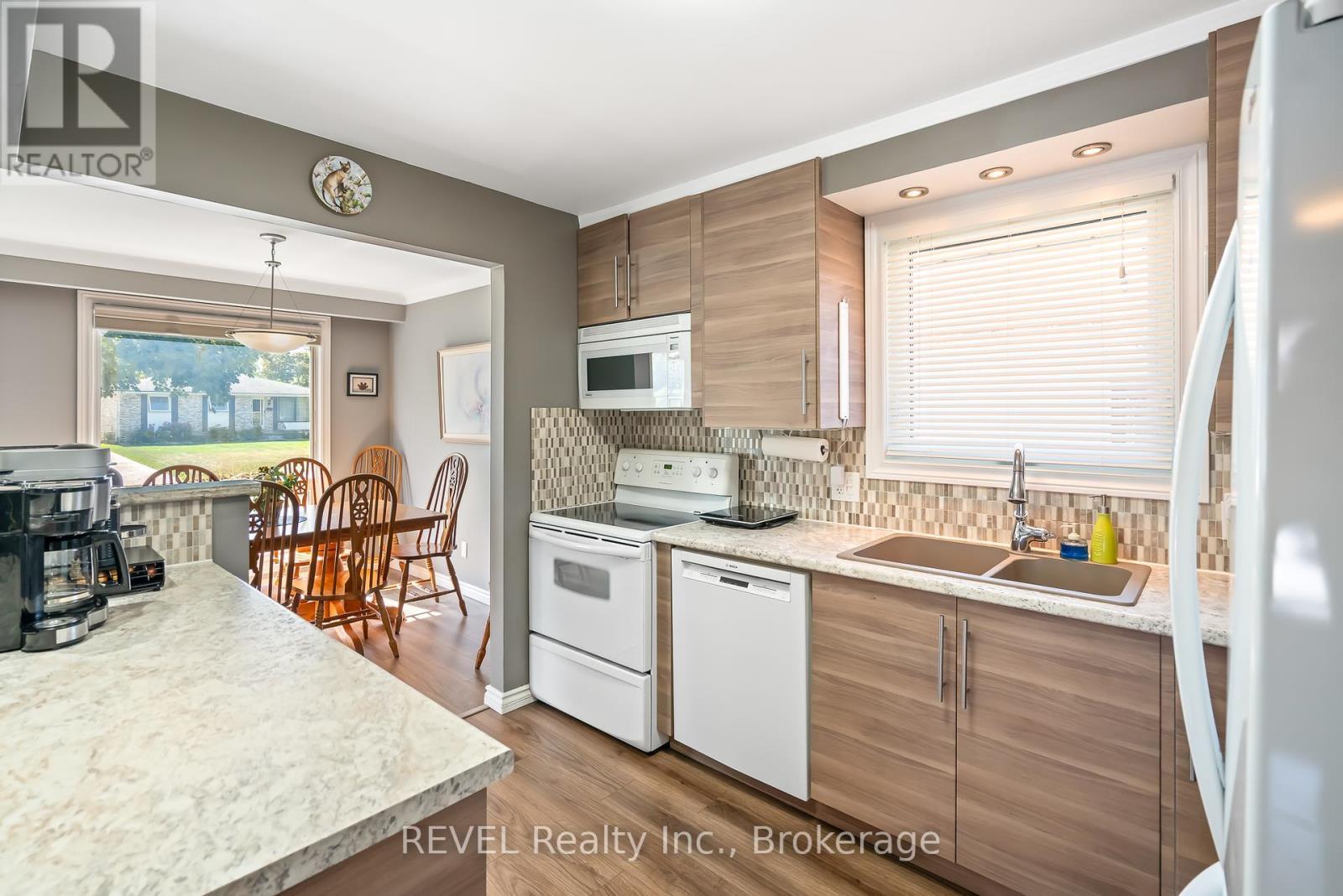 9 Fitzroy Lane, St. Catharines (Bunting/Linwell), ON - Indoor Photo Showing Kitchen With Double Sink