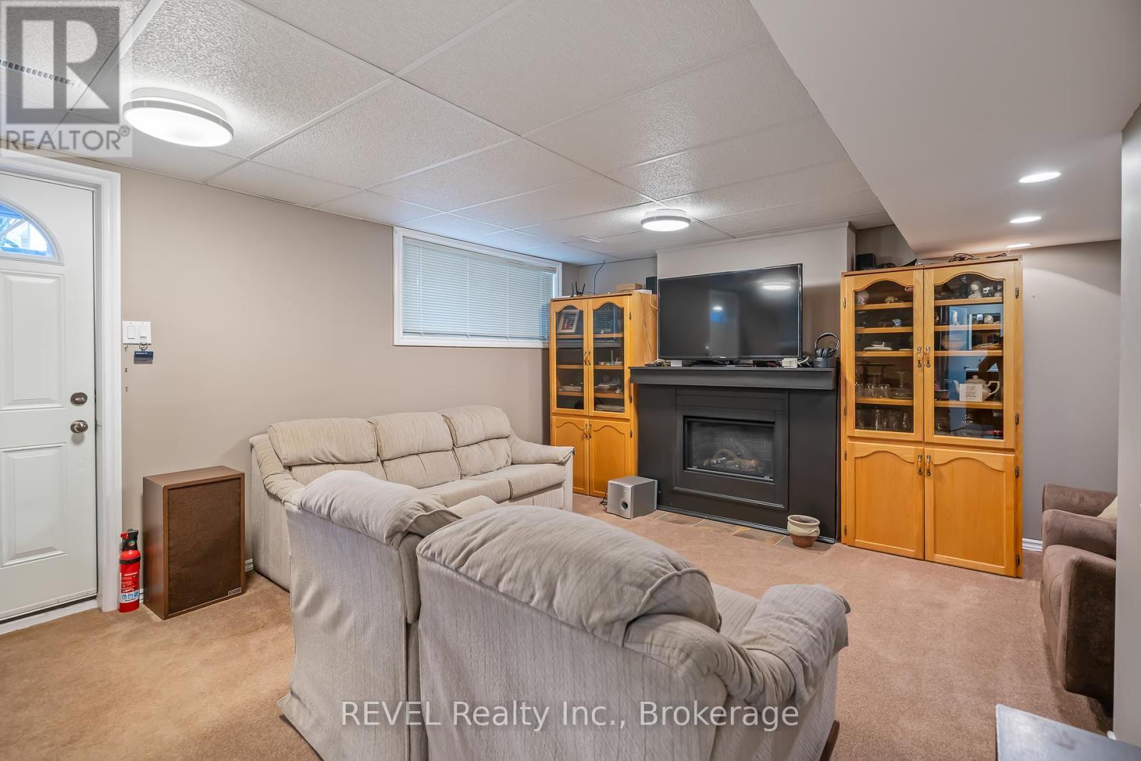 9 Fitzroy Lane, St. Catharines (Bunting/Linwell), ON - Indoor Photo Showing Basement With Fireplace