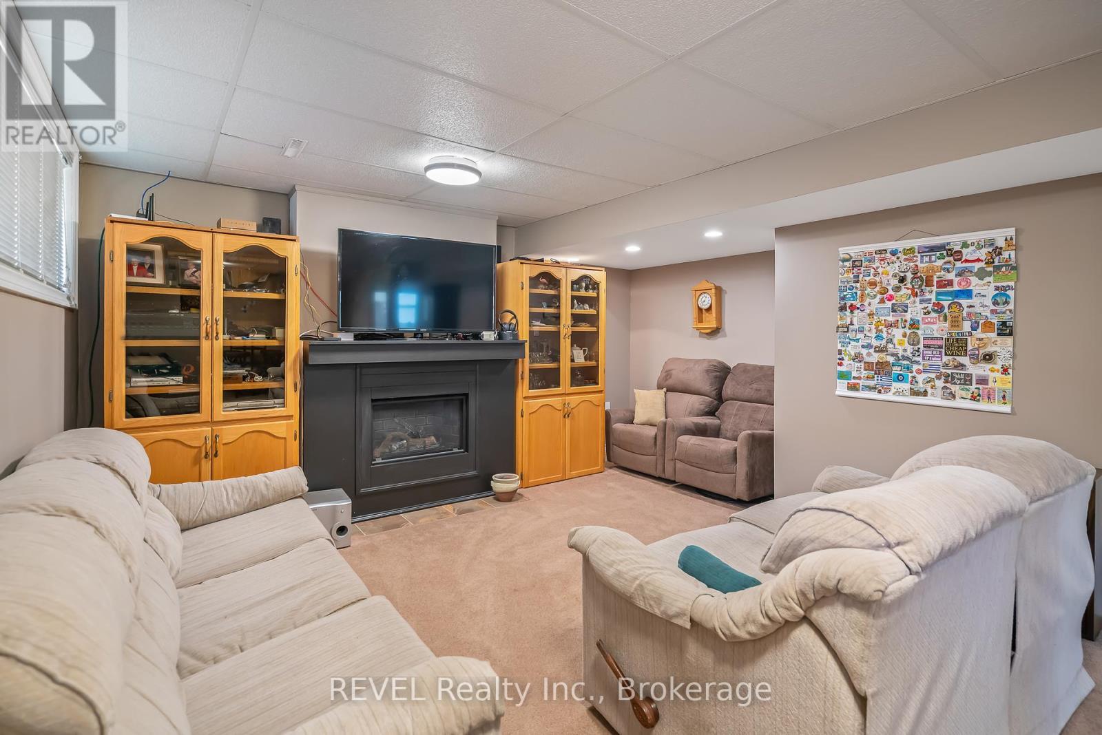 9 Fitzroy Lane, St. Catharines (Bunting/Linwell), ON - Indoor With Fireplace