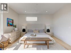 Master fits king size bed -