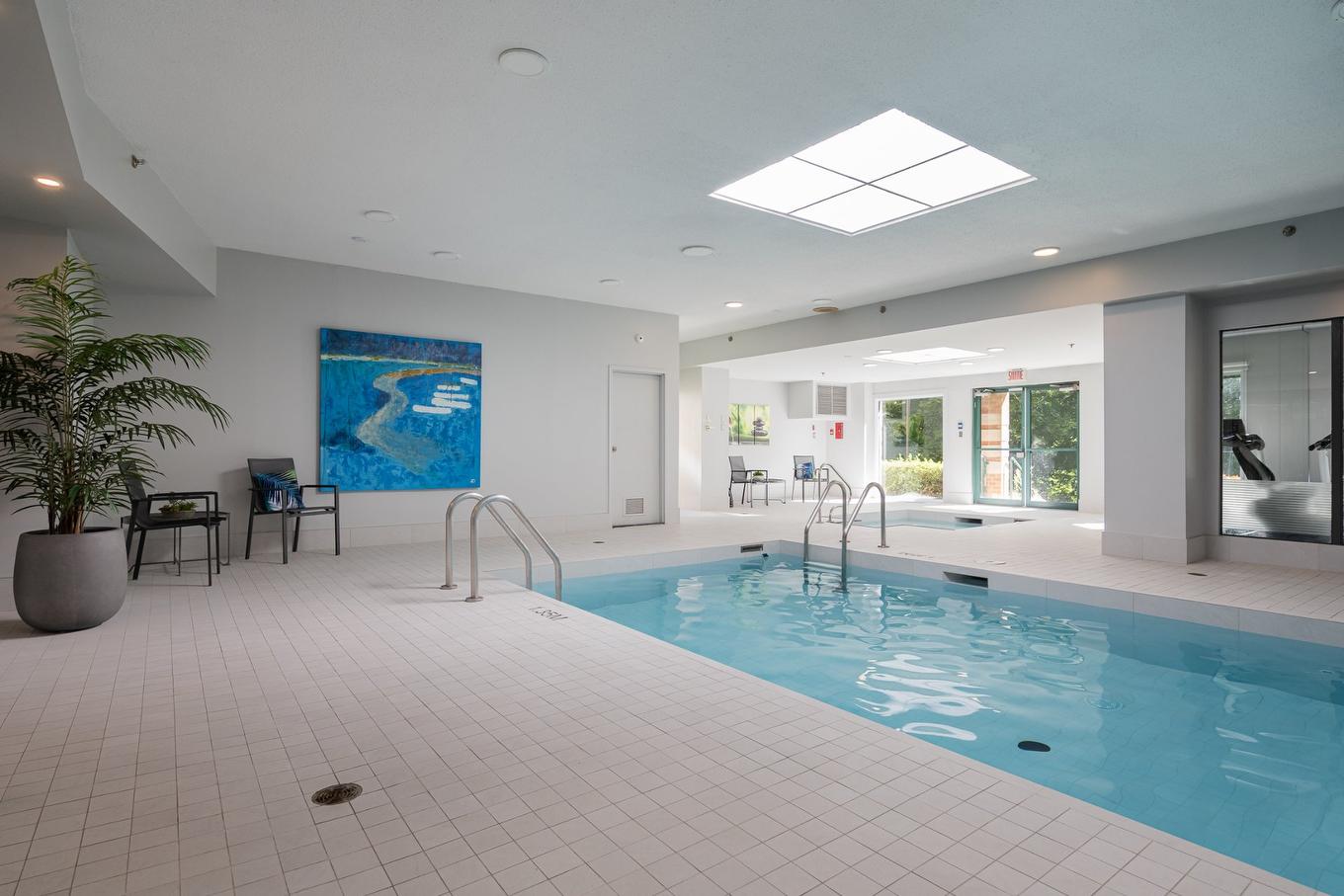 Piscine - 1203-5105 Boul. De L'Assomption, Montréal (Rosemont/La Petite-Patrie), QC - Indoor Photo Showing Other Room With In Ground Pool