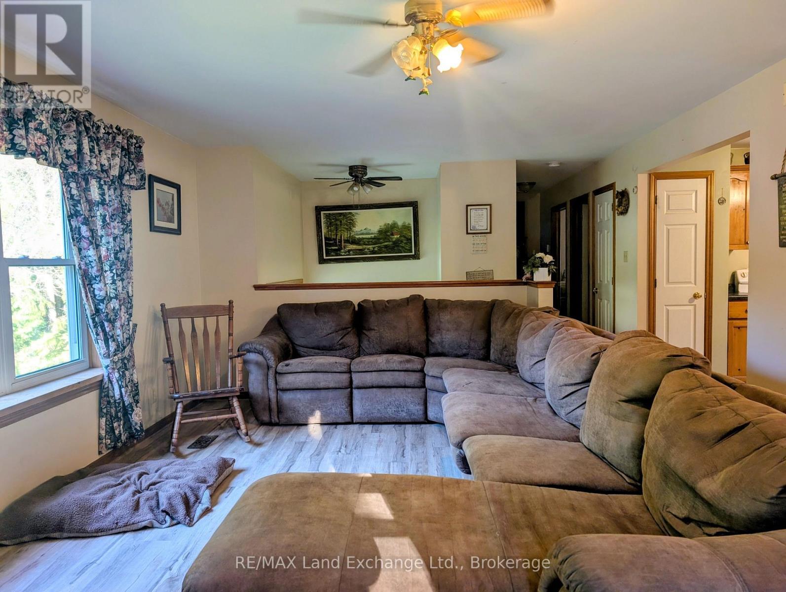 315045 Highway 6 Rr1 Highway, West Grey, ON - Indoor Photo Showing Living Room
