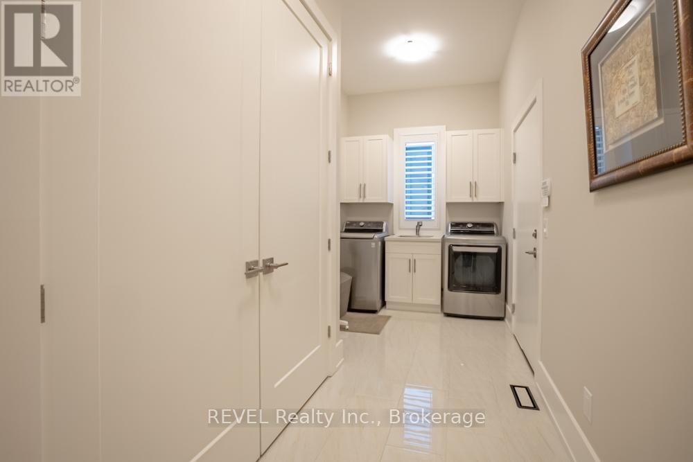 mainfloor laundry & mudroom off garage - 75 Millpond Road, Niagara-On-The-Lake (St. Davids), ON - Indoor