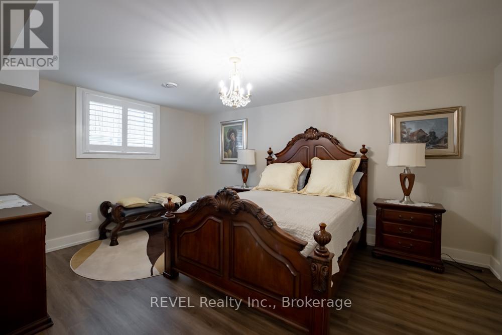 large lower level guest bedroom - 75 Millpond Road, Niagara-On-The-Lake (St. Davids), ON - Indoor Photo Showing Bedroom