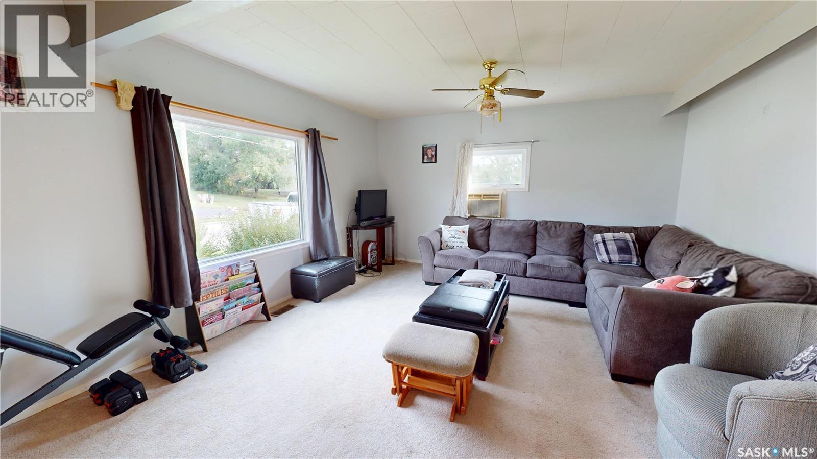 230 Railway Avenue W, Wawota, SK - Indoor Photo Showing Living Room