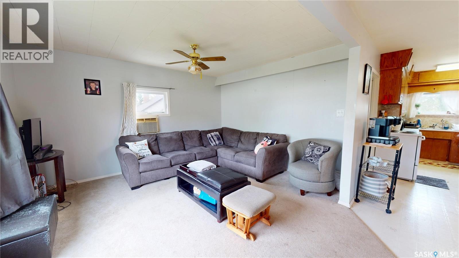 230 Railway Avenue W, Wawota, SK - Indoor Photo Showing Living Room