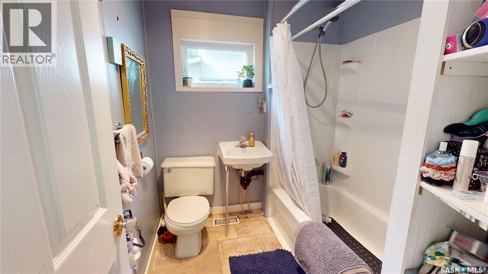 230 Railway Avenue W, Wawota, SK - Indoor Photo Showing Bathroom