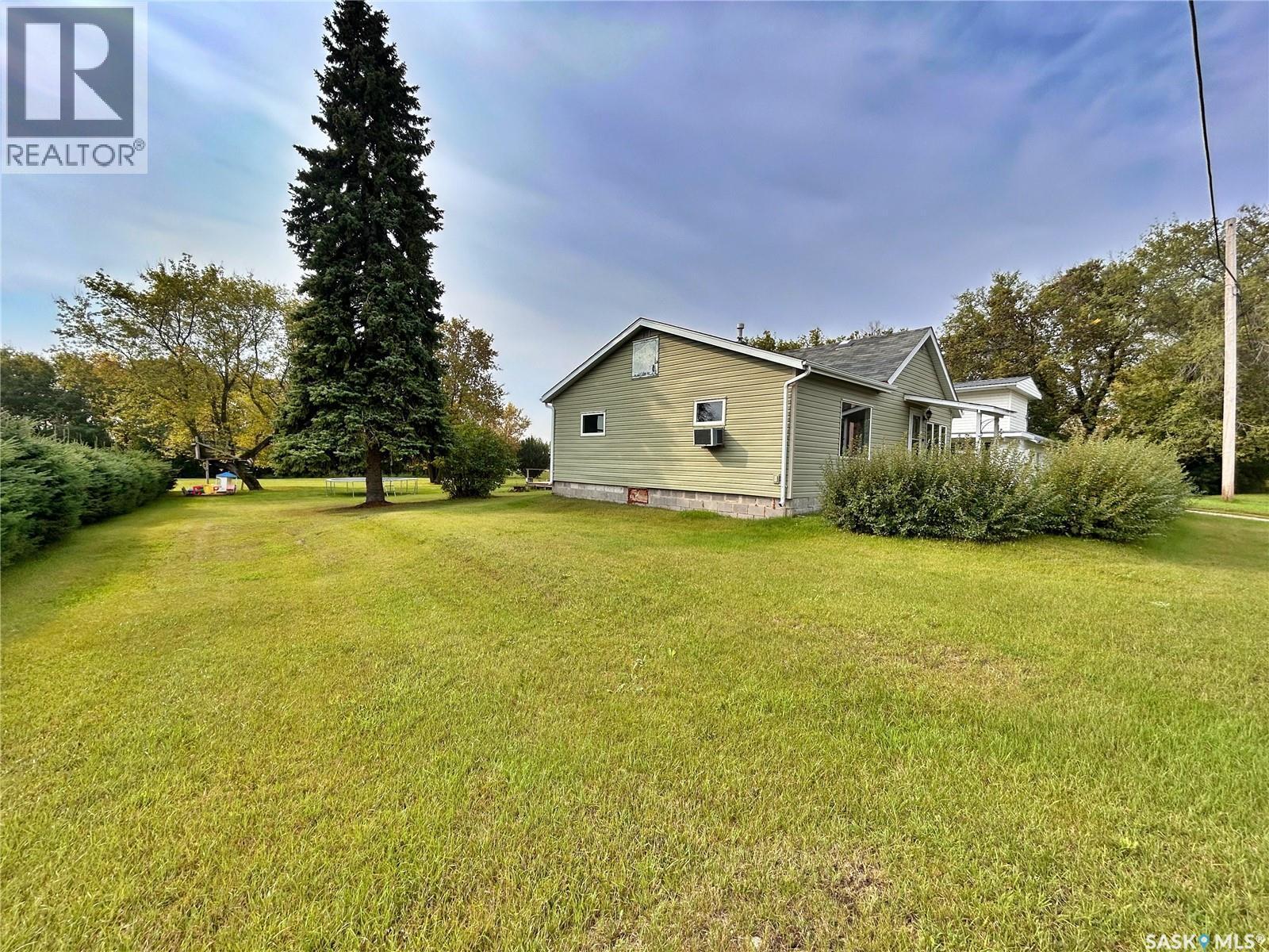 230 Railway Avenue W, Wawota, SK - Outdoor