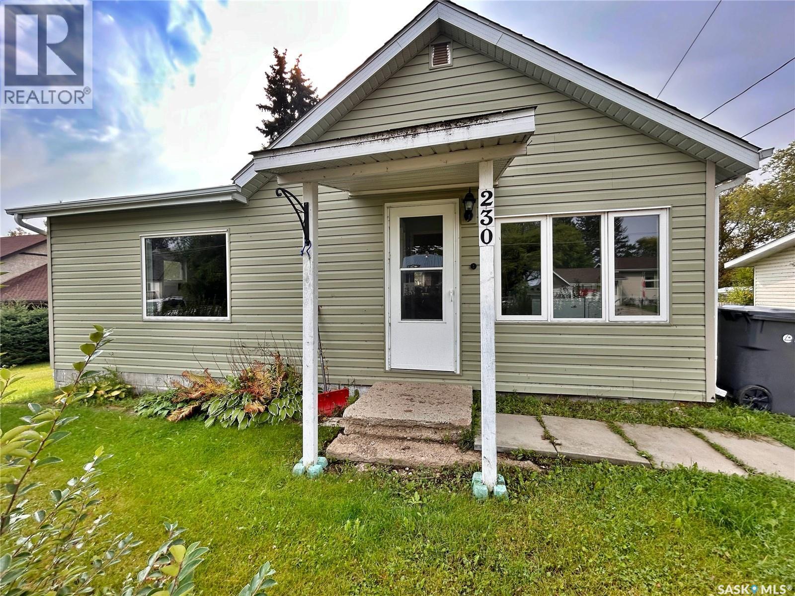 230 Railway Avenue W, Wawota, SK - Outdoor