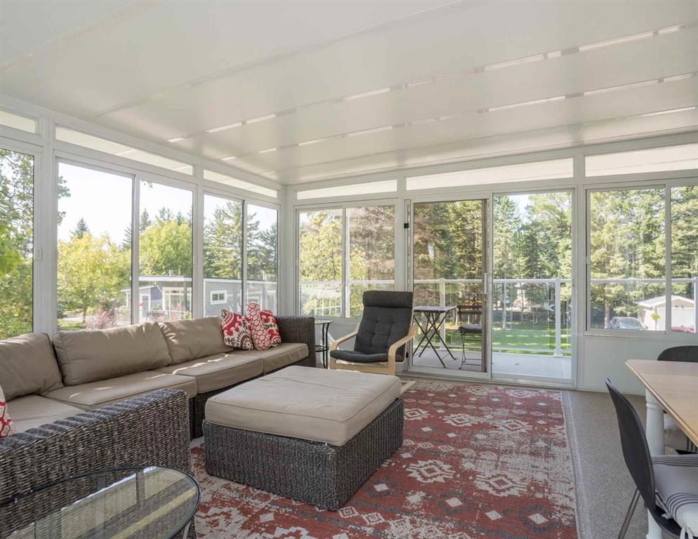 163 37116 37N (Park) Road N, Ste Anne Rm, MB - Indoor Photo Showing Living Room