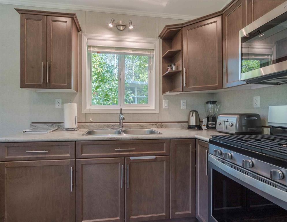 163 37116 37N (Park) Road N, Ste Anne Rm, MB - Indoor Photo Showing Kitchen With Double Sink