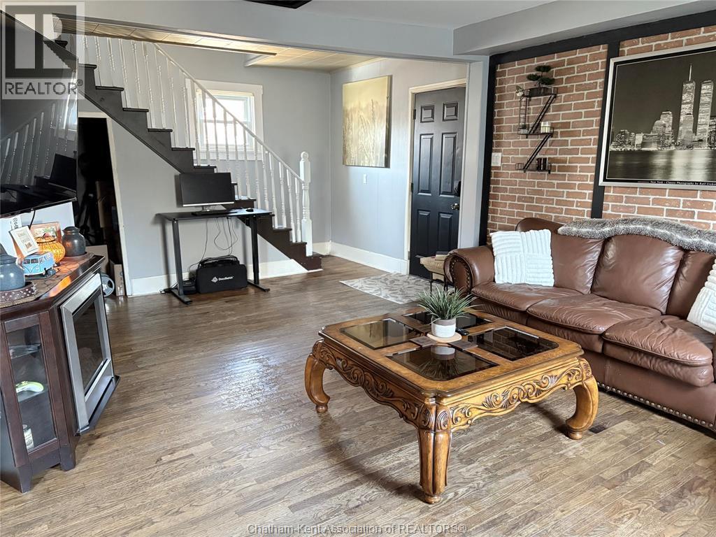 311 Gillard Street, Wallaceburg, ON - Indoor Photo Showing Living Room