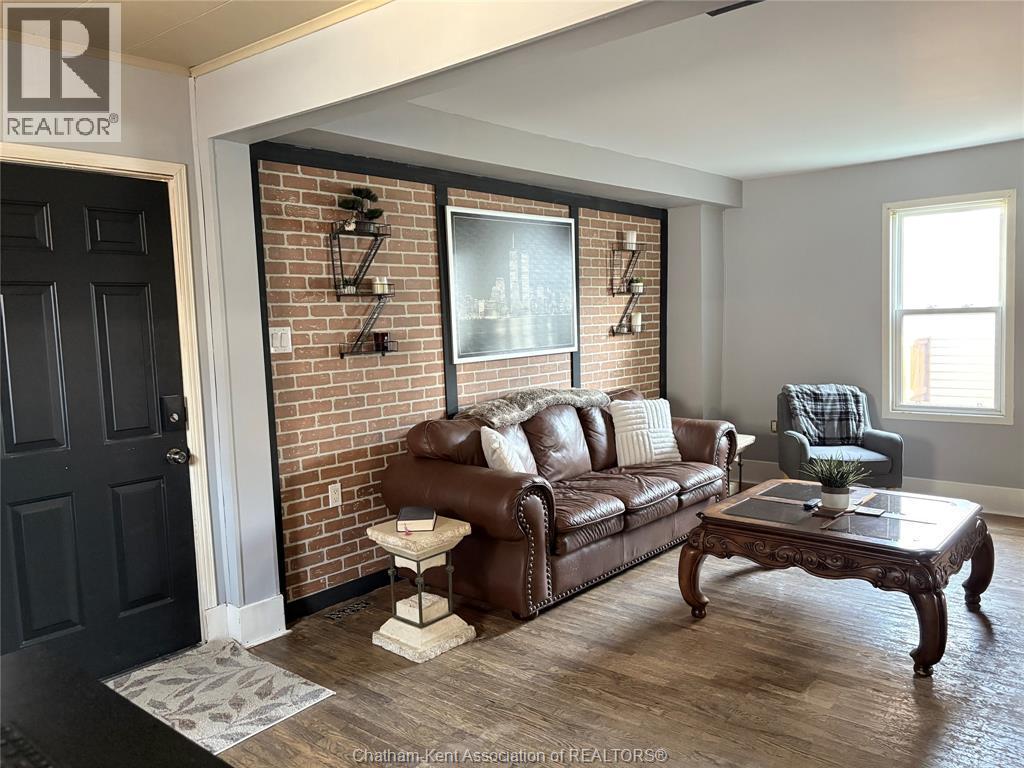 311 Gillard Street, Wallaceburg, ON - Indoor Photo Showing Living Room