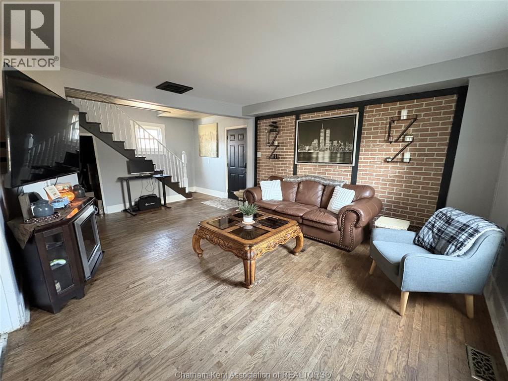 311 Gillard Street, Wallaceburg, ON - Indoor Photo Showing Living Room