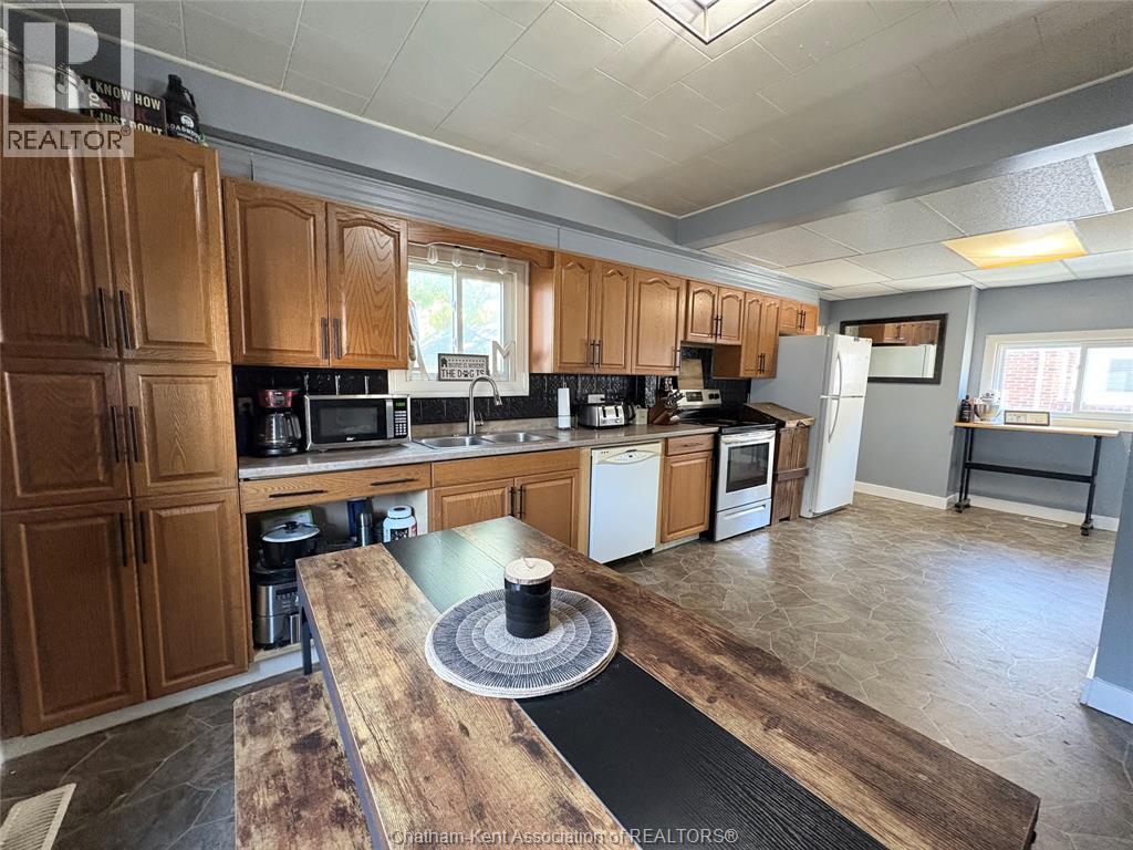 311 Gillard Street, Wallaceburg, ON - Indoor Photo Showing Kitchen With Double Sink