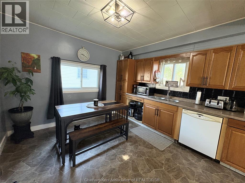 311 Gillard Street, Wallaceburg, ON - Indoor Photo Showing Kitchen With Double Sink