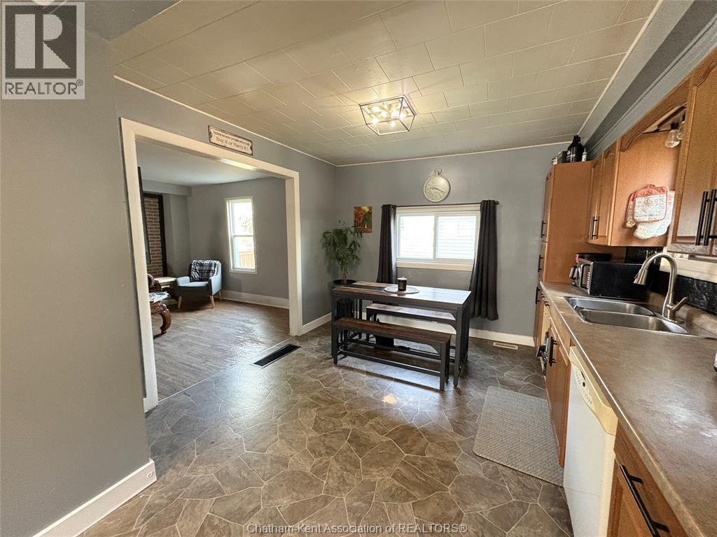 311 Gillard Street, Wallaceburg, ON - Indoor Photo Showing Kitchen With Double Sink