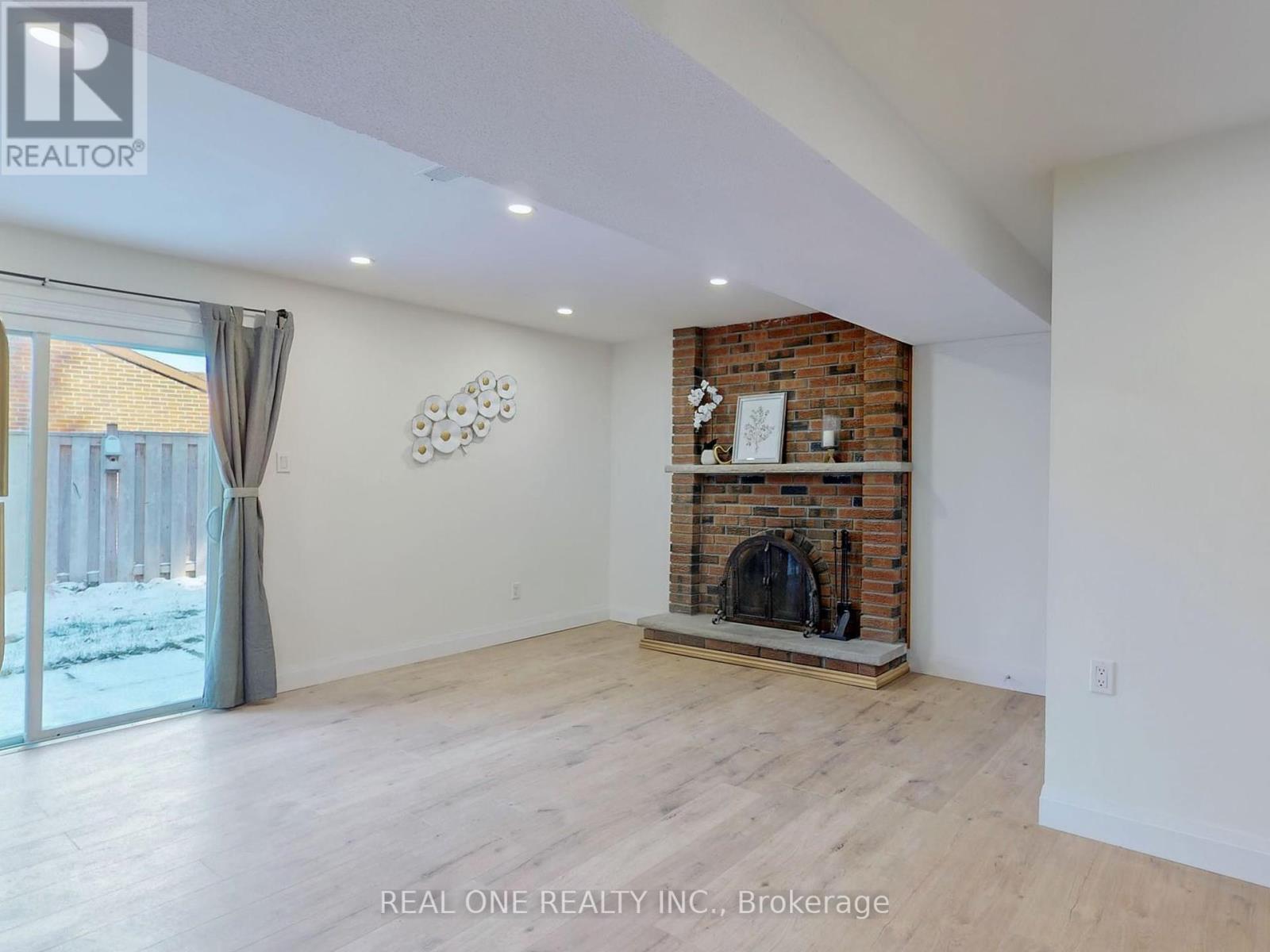 47 Lowe Boulevard, Newmarket, ON - Indoor With Fireplace