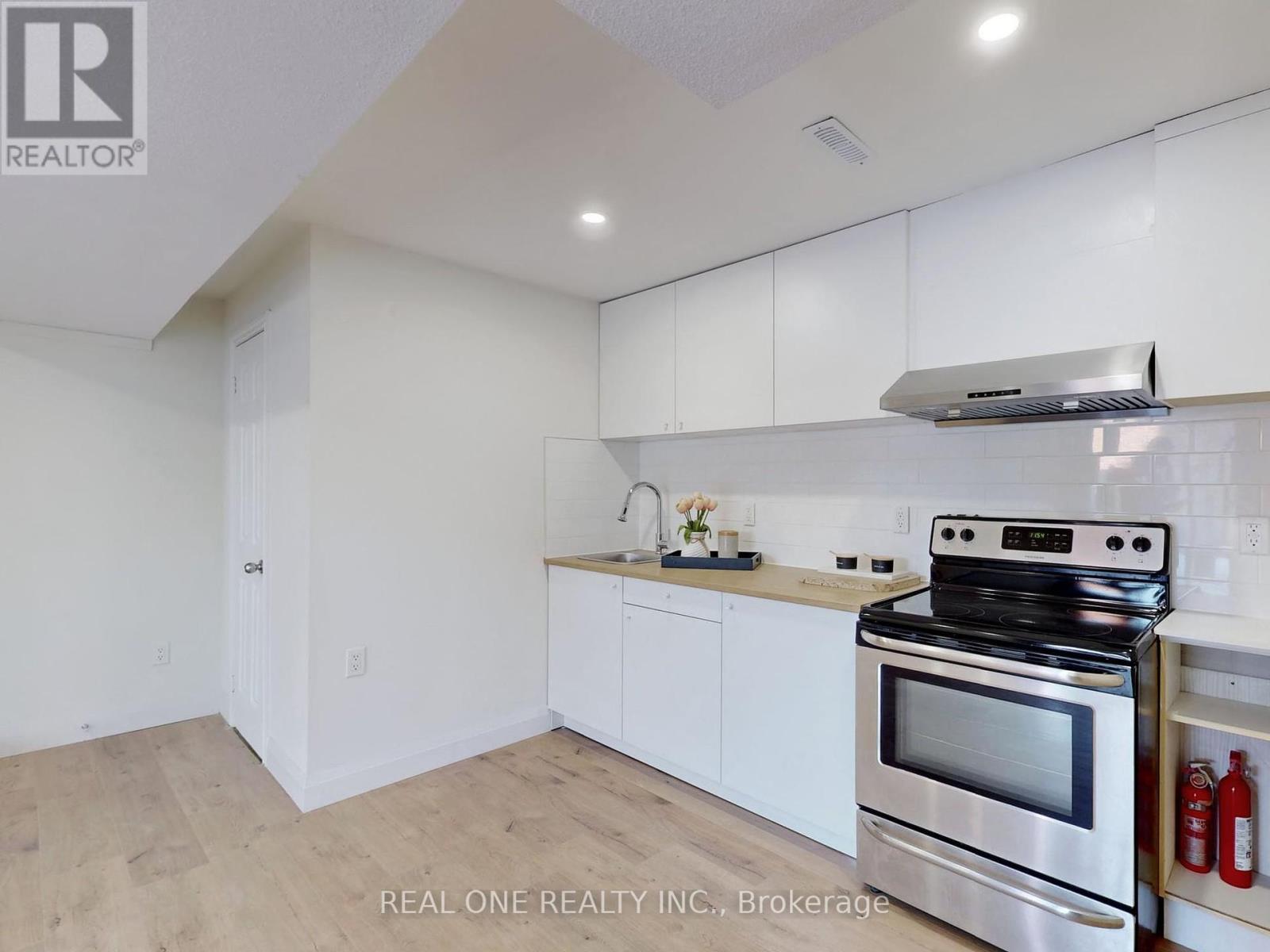 47 Lowe Boulevard, Newmarket, ON - Indoor Photo Showing Kitchen