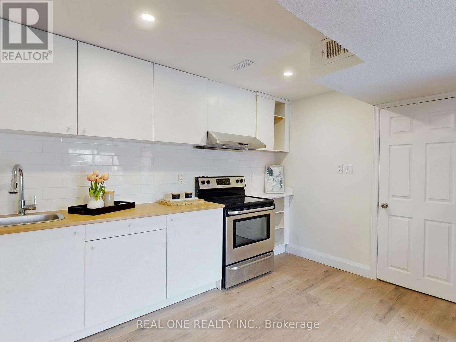 47 Lowe Boulevard, Newmarket, ON - Indoor Photo Showing Kitchen