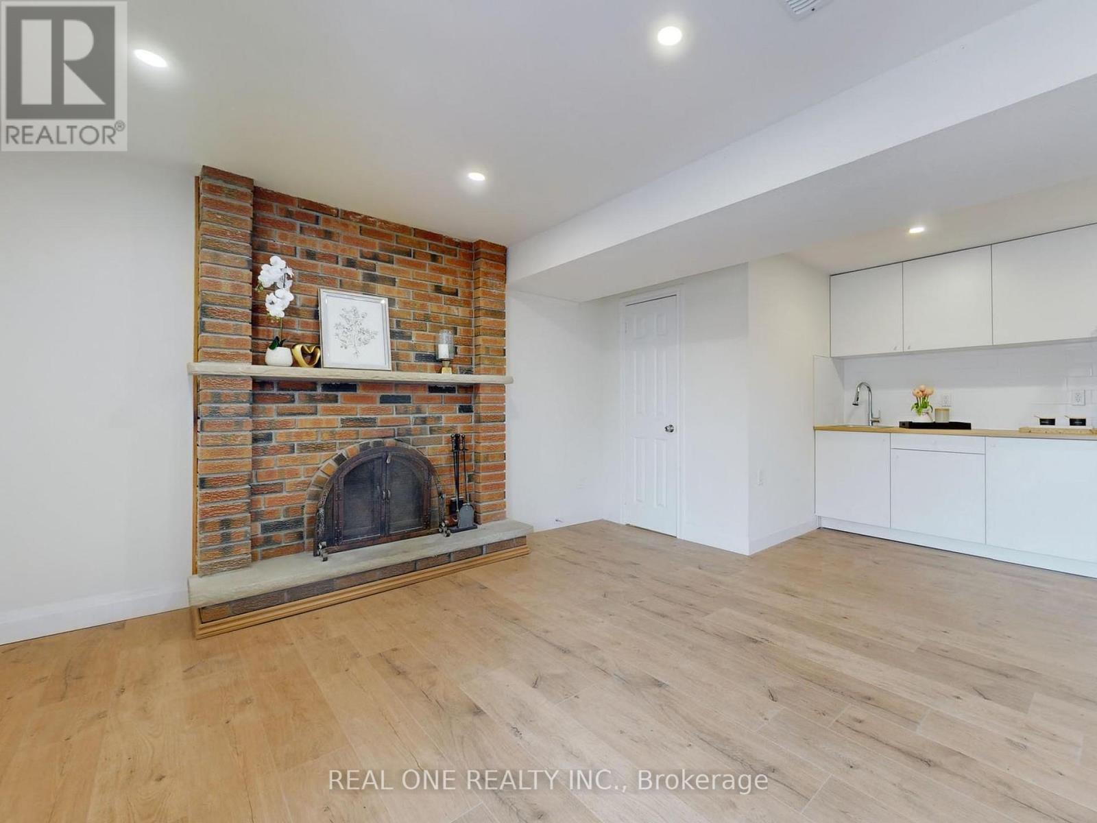 47 Lowe Boulevard, Newmarket, ON - Indoor With Fireplace