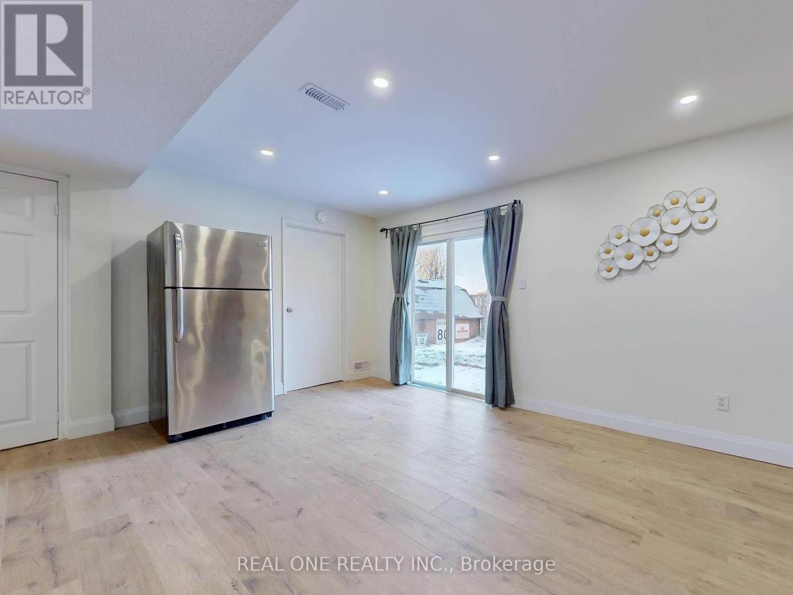 47 Lowe Boulevard, Newmarket, ON - Indoor Photo Showing Other Room