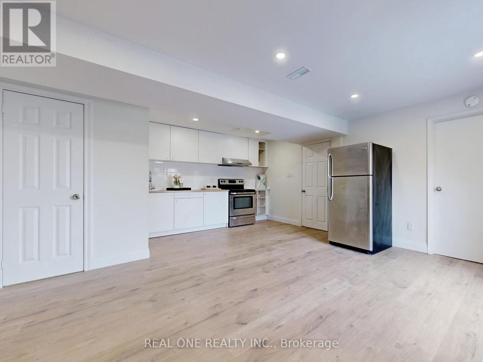 47 Lowe Boulevard, Newmarket, ON - Indoor