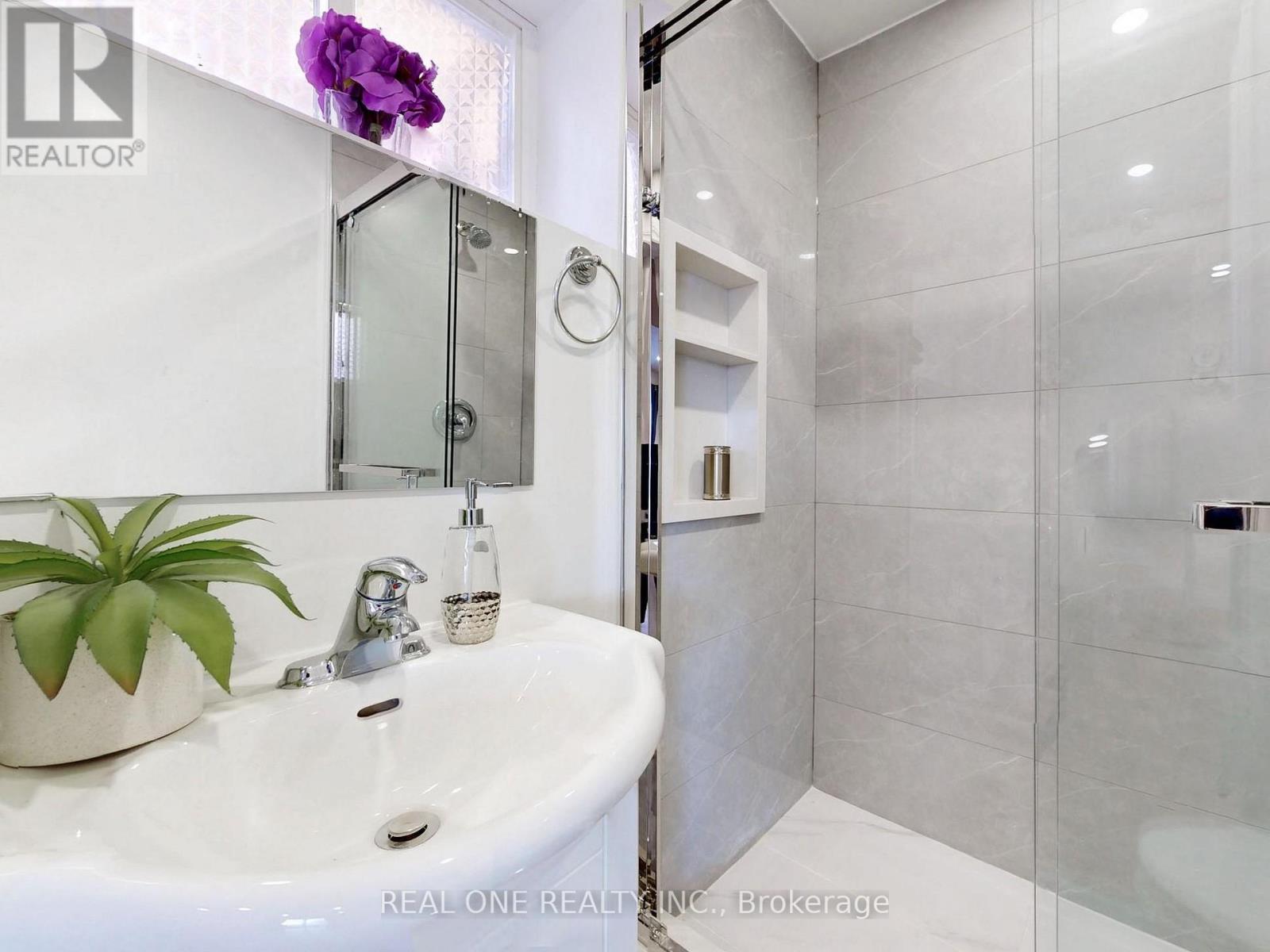 47 Lowe Boulevard, Newmarket, ON - Indoor Photo Showing Bathroom