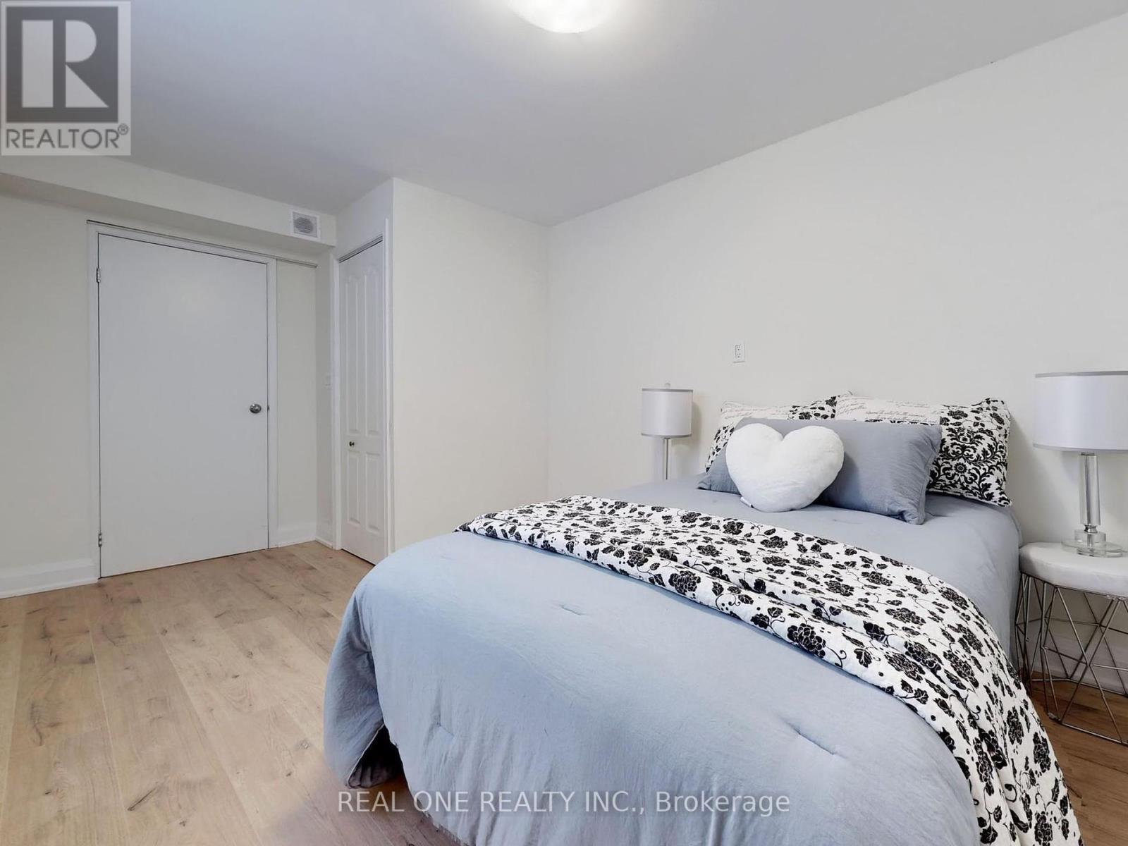 47 Lowe Boulevard, Newmarket, ON - Indoor Photo Showing Bedroom