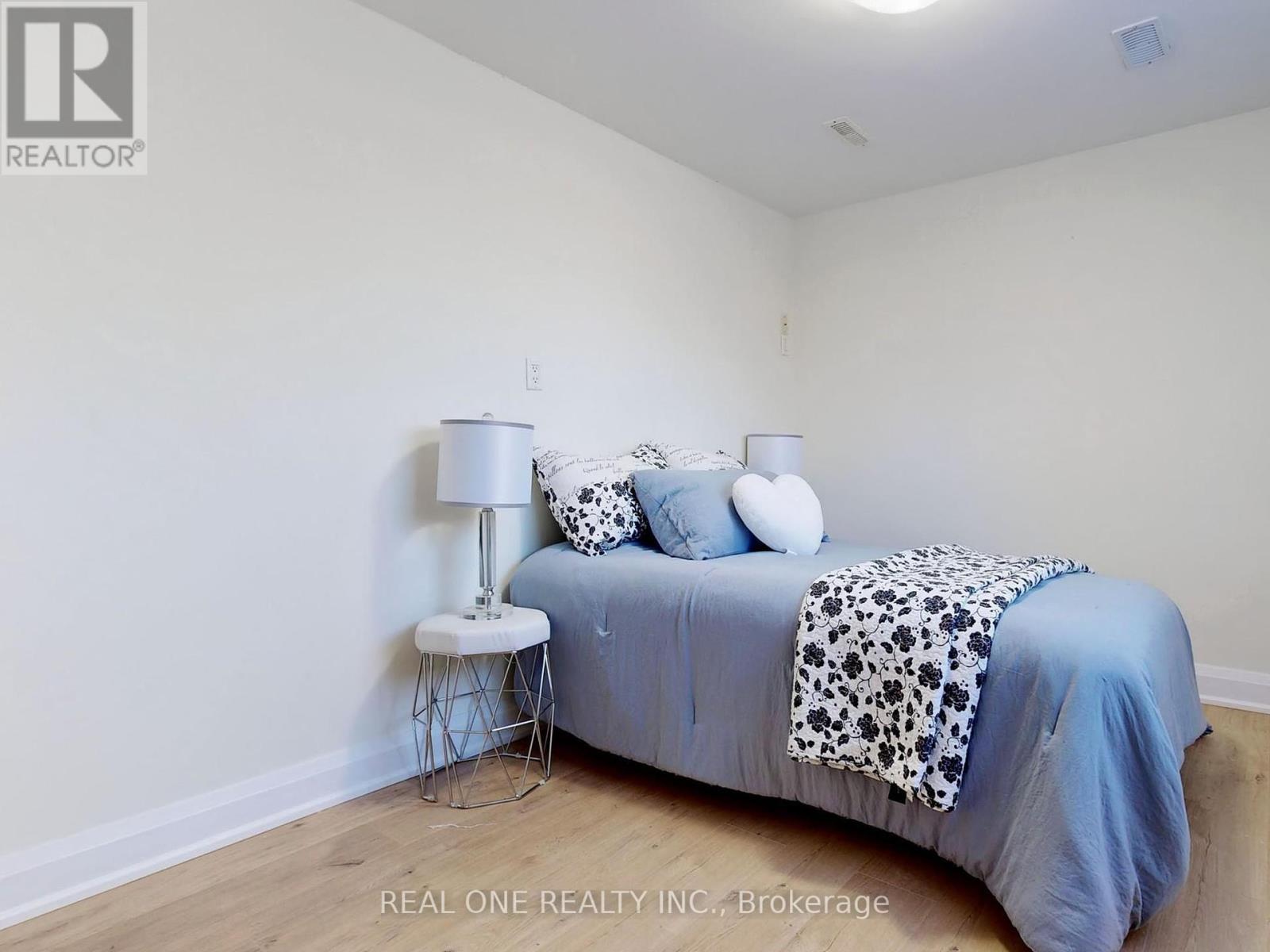 47 Lowe Boulevard, Newmarket, ON - Indoor Photo Showing Bedroom