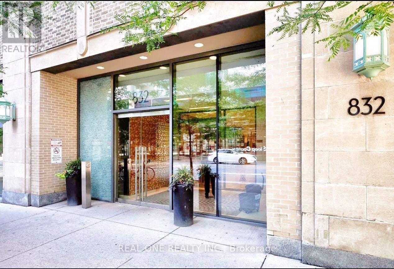 1801 - 832 Bay Street, Toronto, ON - Outdoor With Exterior