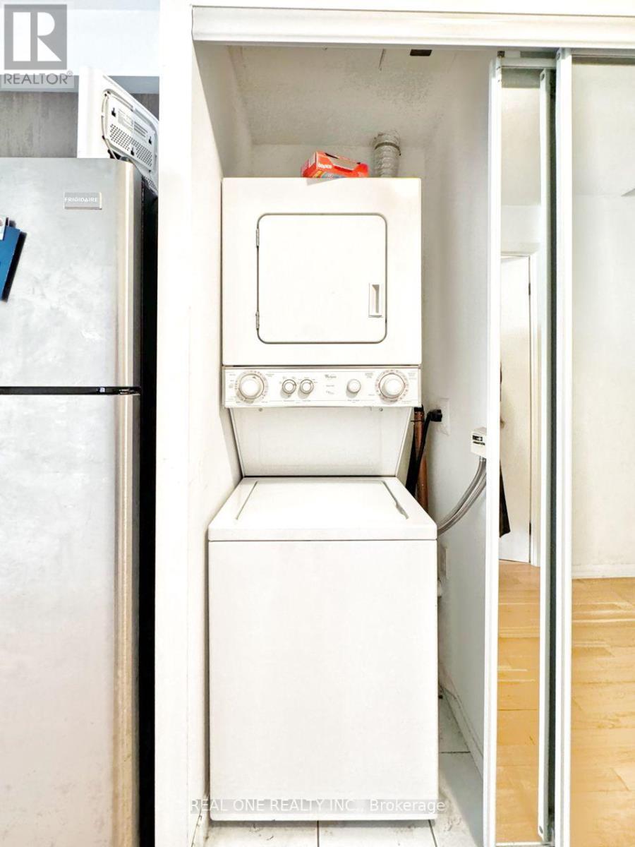 1801 - 832 Bay Street, Toronto, ON - Indoor Photo Showing Laundry Room