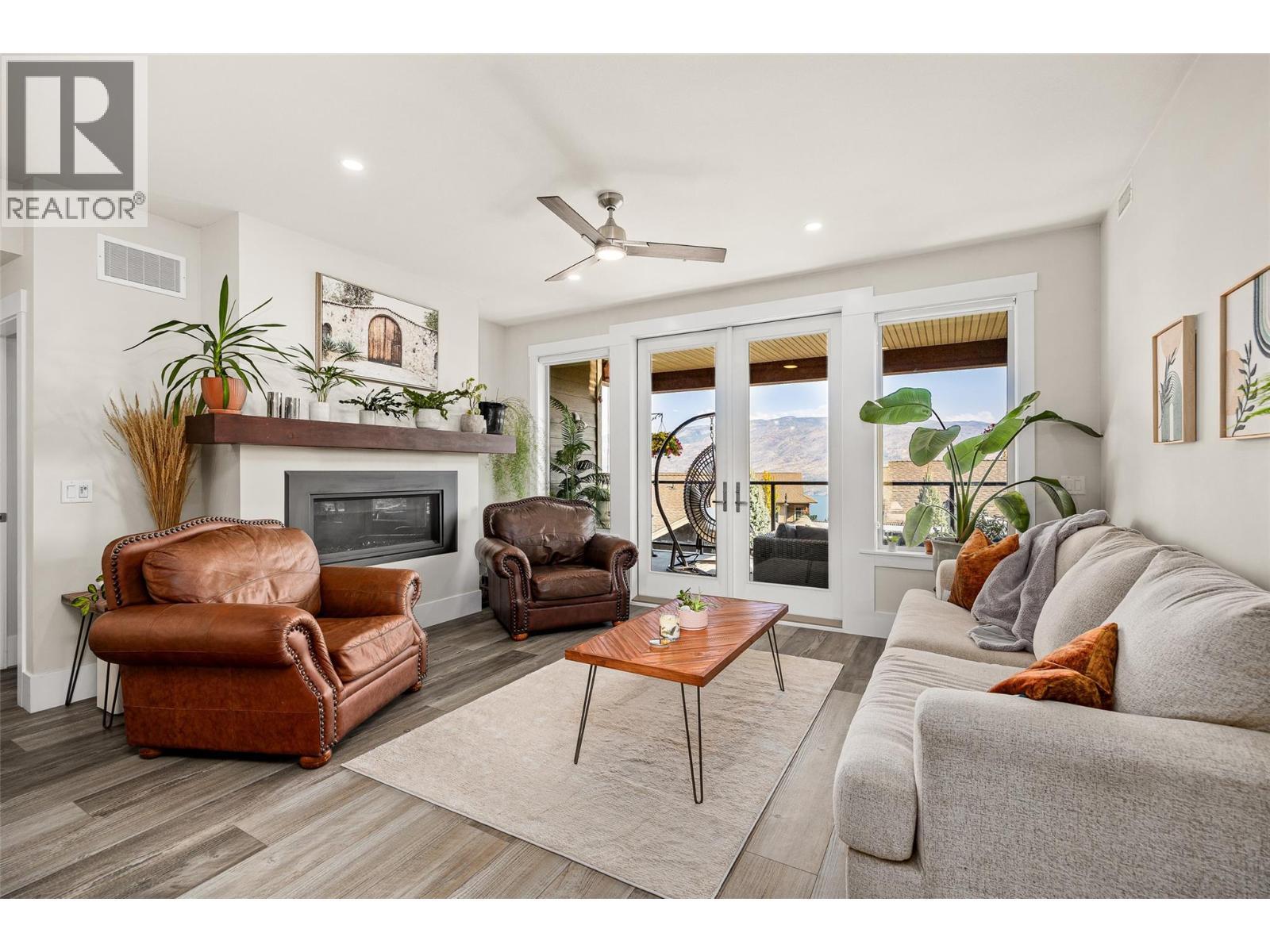 4000 Redstone Crescent Unit# 224, Peachland, BC - Indoor Photo Showing Living Room With Fireplace