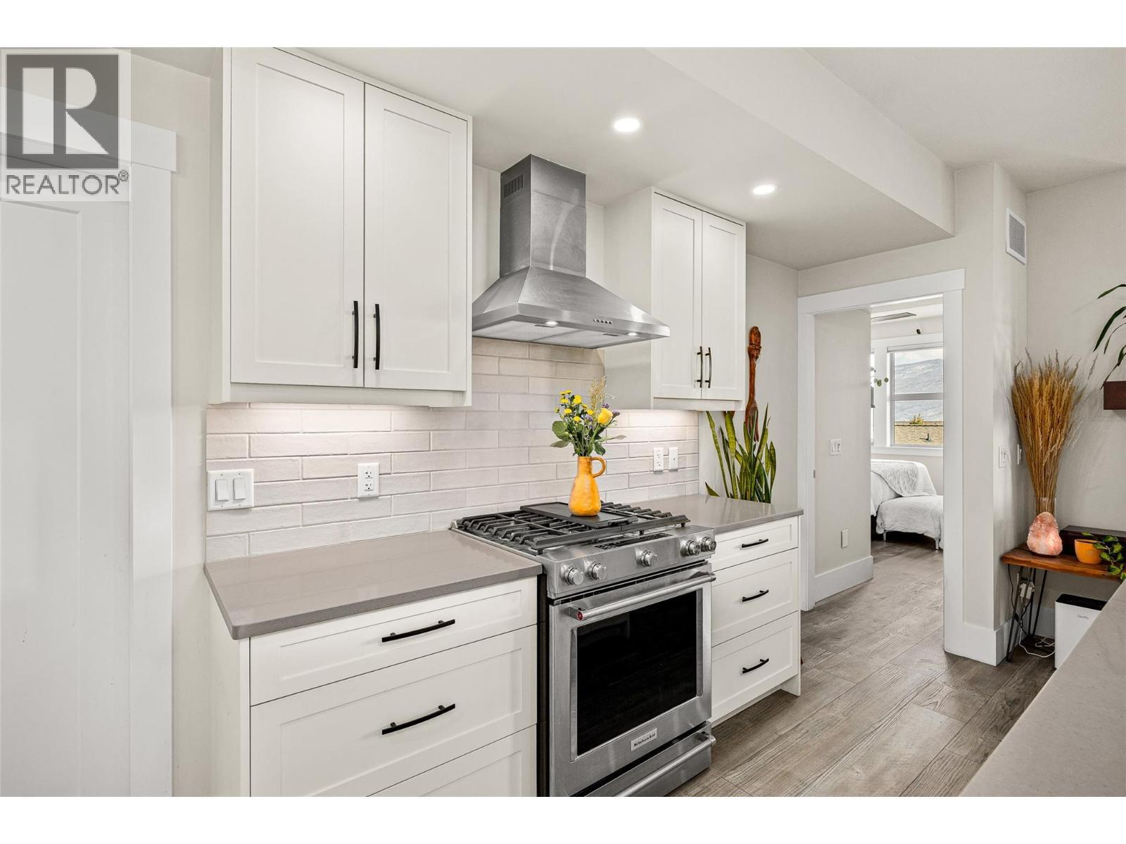 4000 Redstone Crescent Unit# 224, Peachland, BC - Indoor Photo Showing Kitchen With Upgraded Kitchen