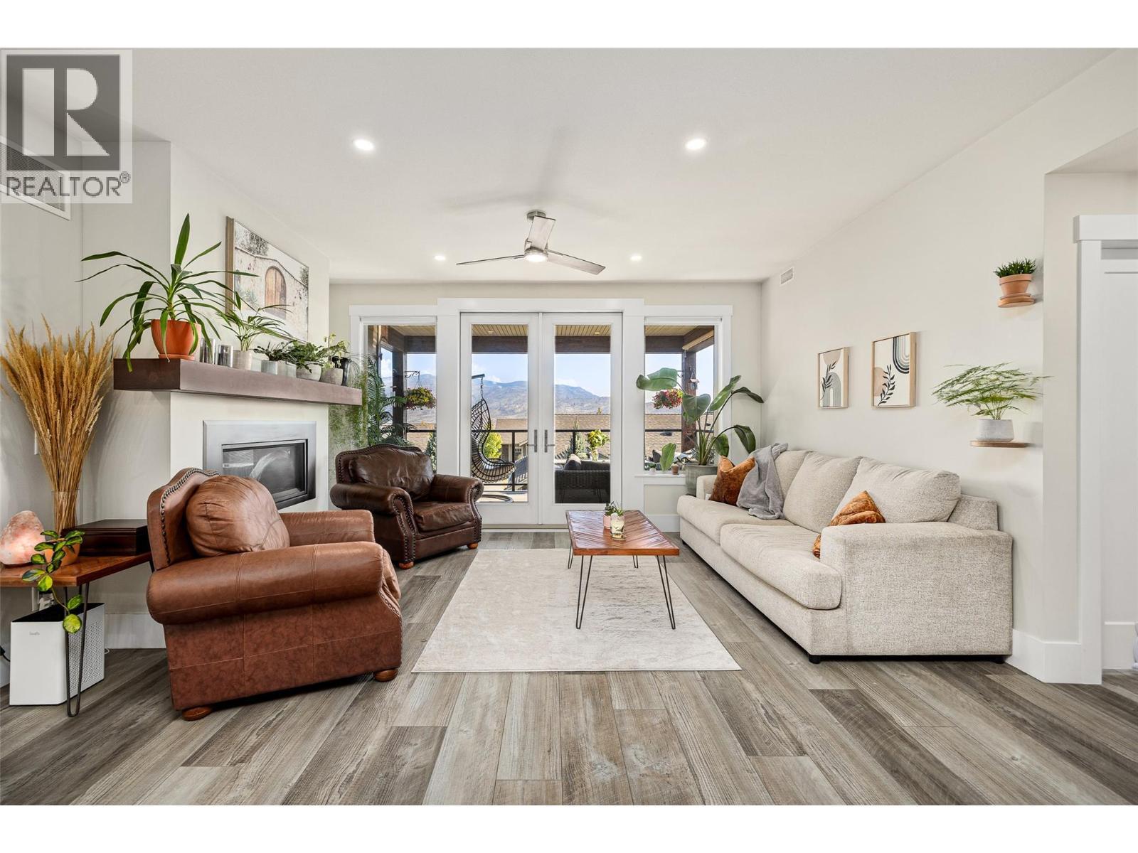 4000 Redstone Crescent Unit# 224, Peachland, BC - Indoor Photo Showing Living Room With Fireplace
