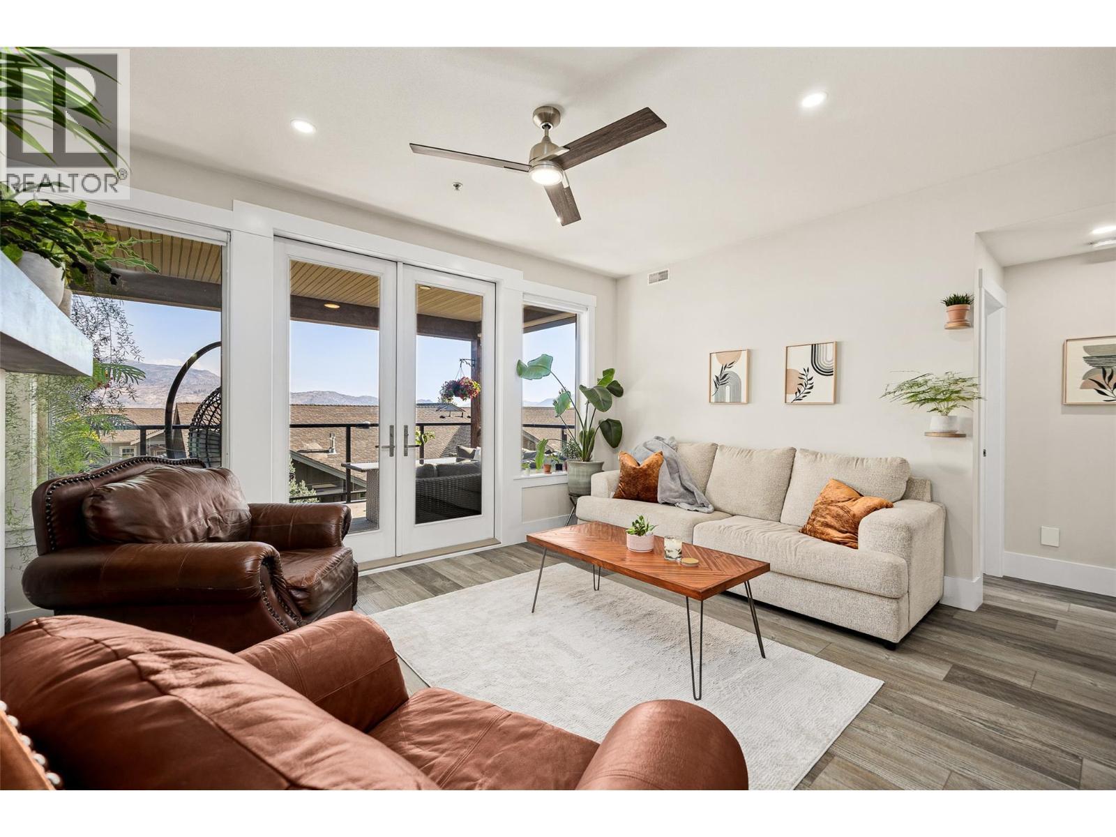 4000 Redstone Crescent Unit# 224, Peachland, BC - Indoor Photo Showing Living Room