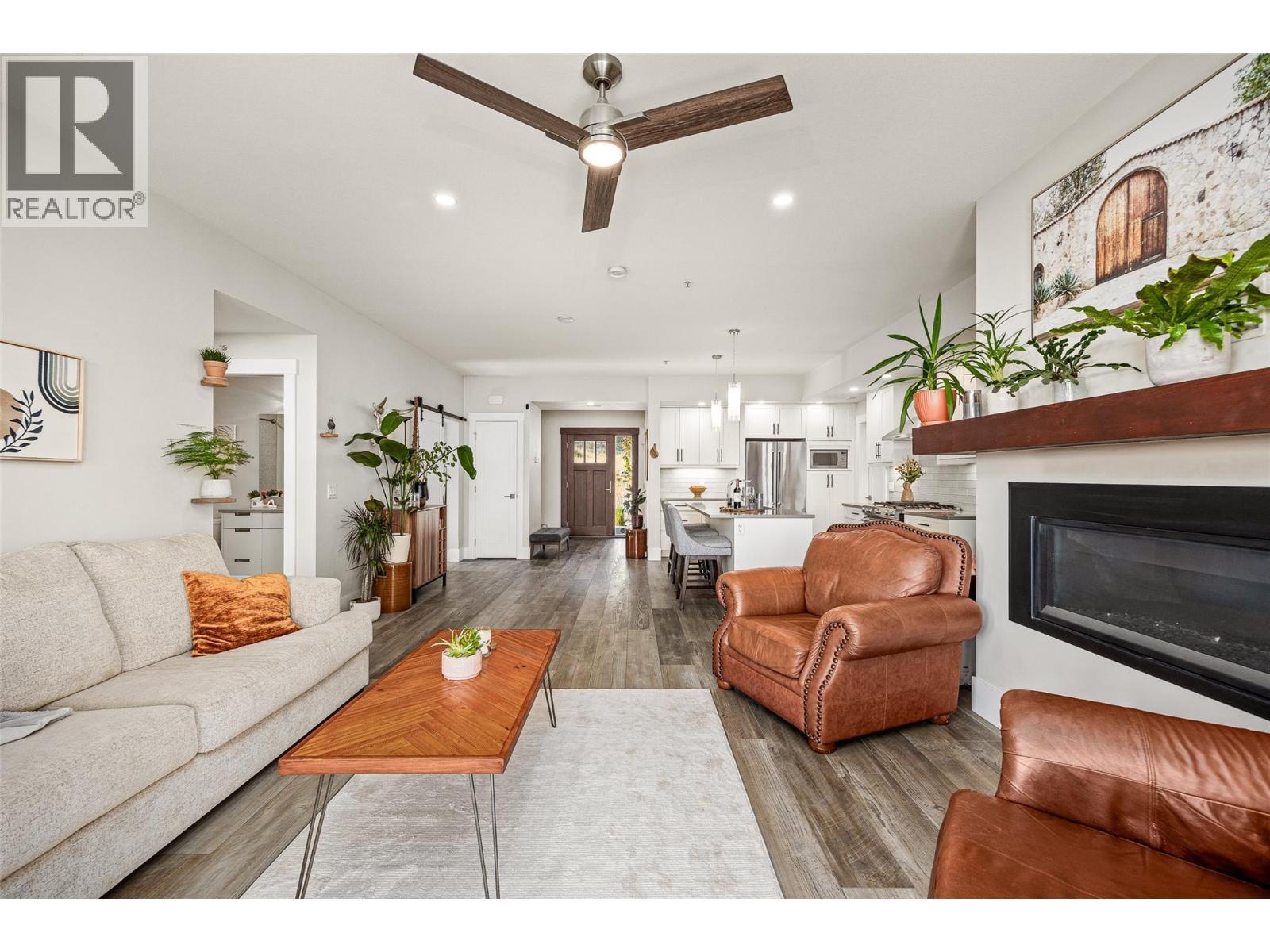 4000 Redstone Crescent Unit# 224, Peachland, BC - Indoor Photo Showing Living Room With Fireplace
