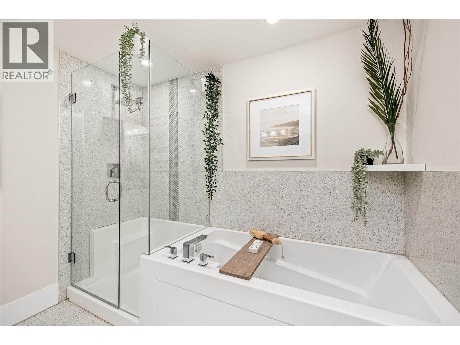 4000 Redstone Crescent Unit# 224, Peachland, BC - Indoor Photo Showing Bathroom