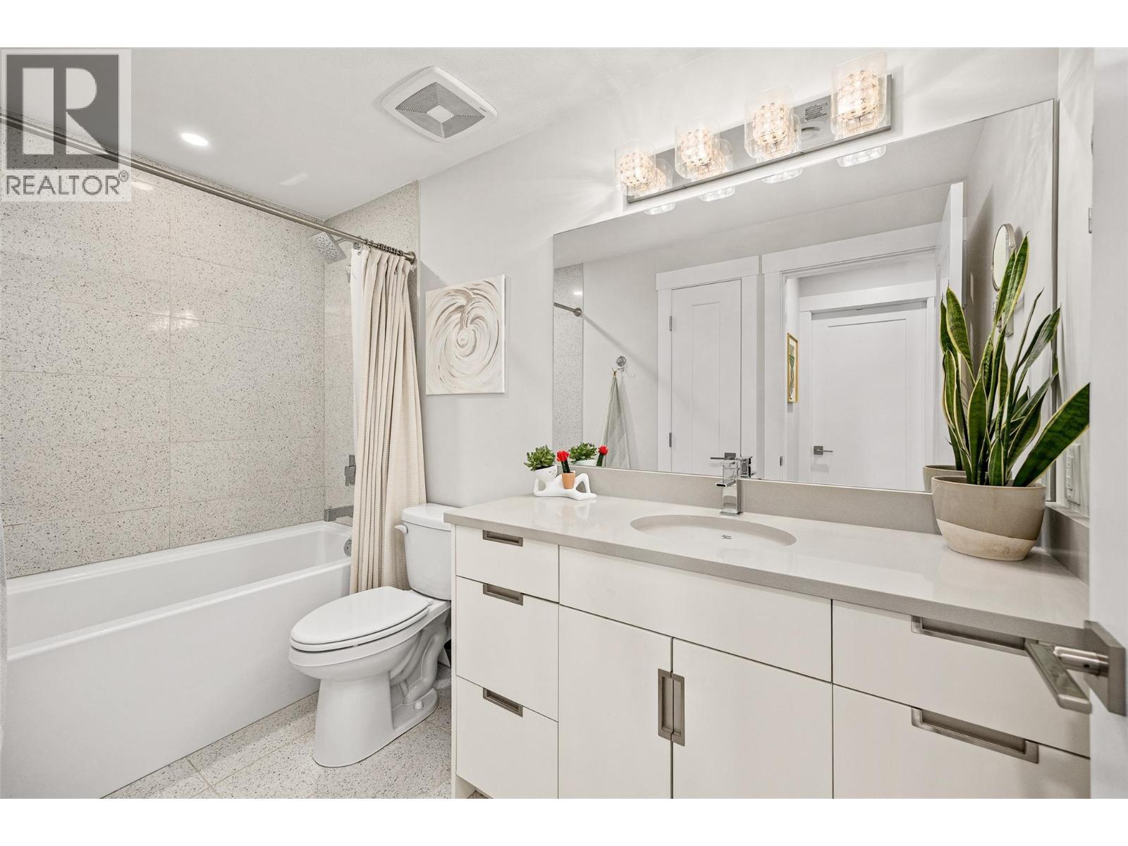 4000 Redstone Crescent Unit# 224, Peachland, BC - Indoor Photo Showing Bathroom