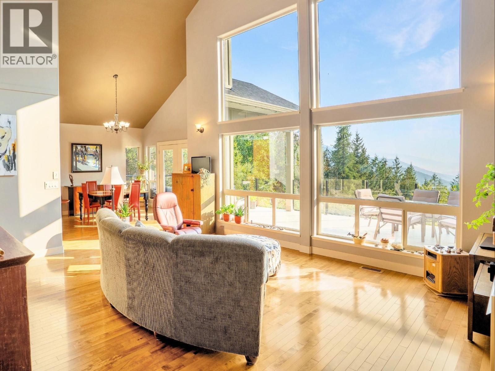 8130 Jackpine Road, Vernon, BC - Indoor Photo Showing Living Room