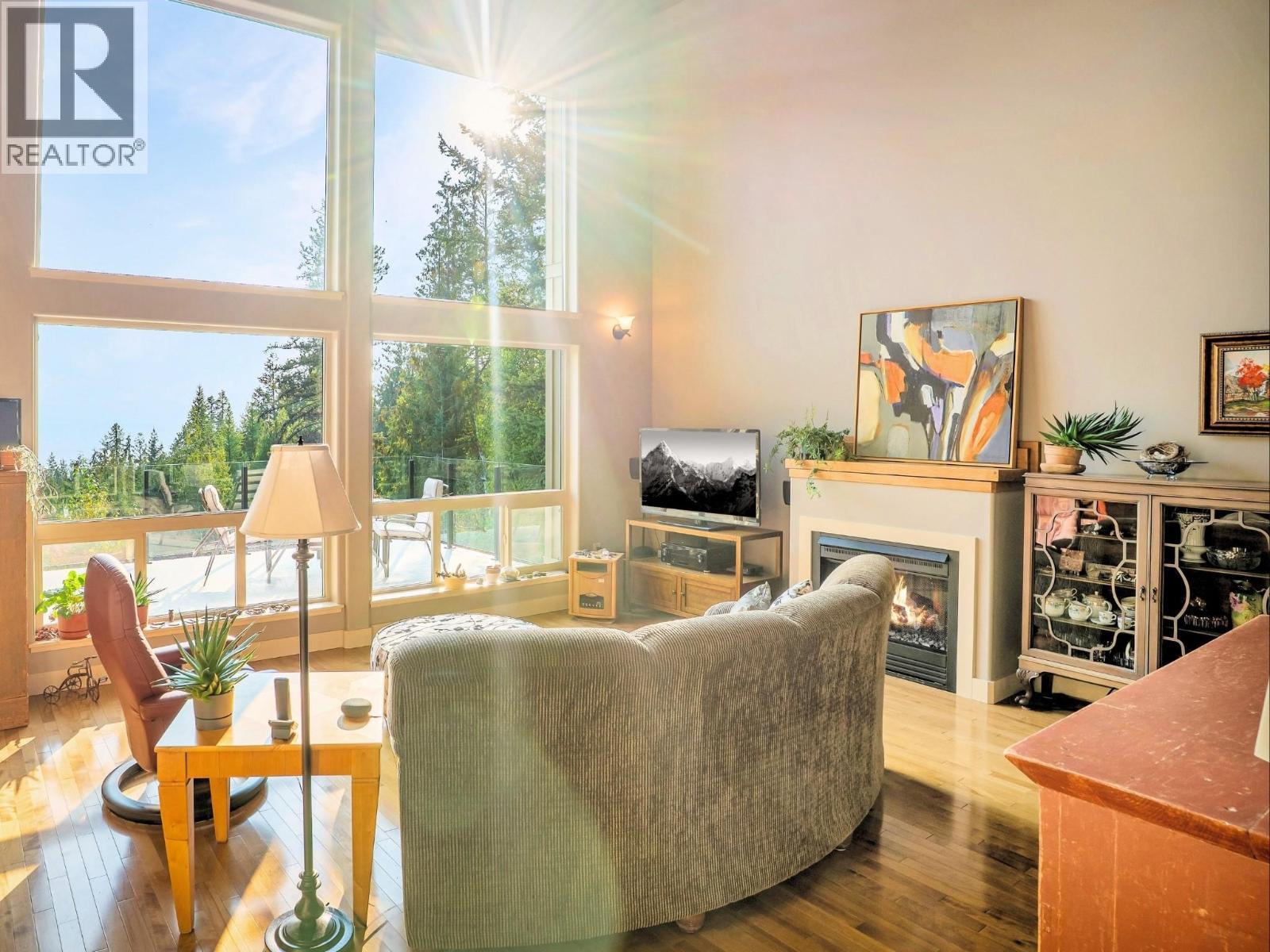 8130 Jackpine Road, Vernon, BC - Indoor With Fireplace