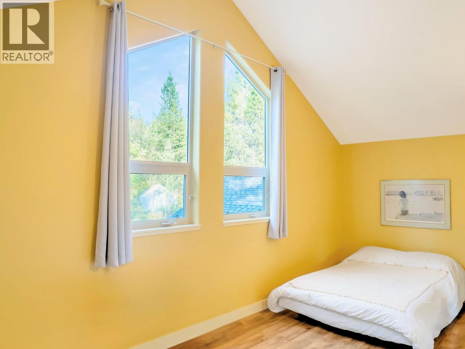 8130 Jackpine Road, Vernon, BC - Indoor Photo Showing Bedroom