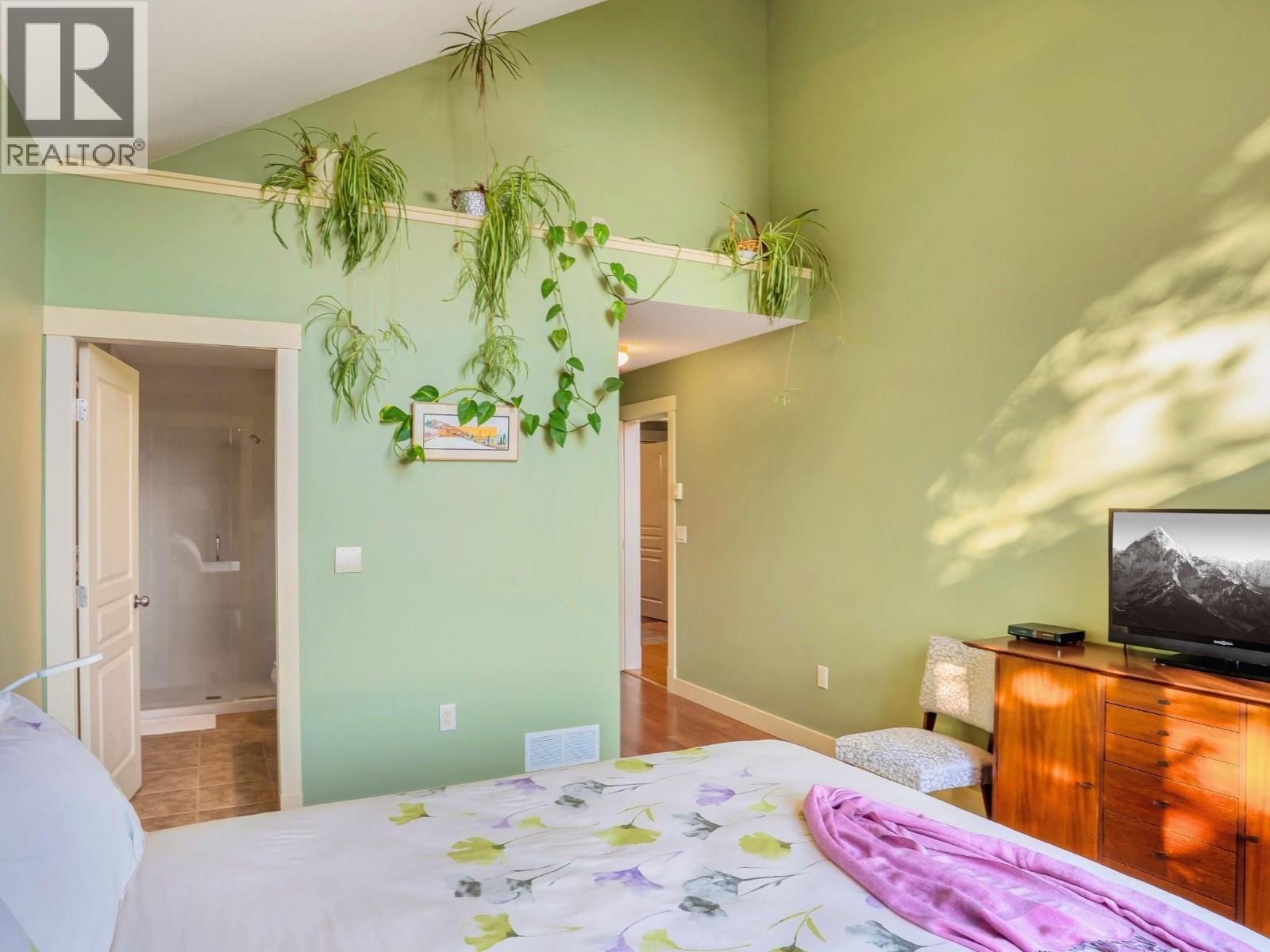 8130 Jackpine Road, Vernon, BC - Indoor Photo Showing Bedroom