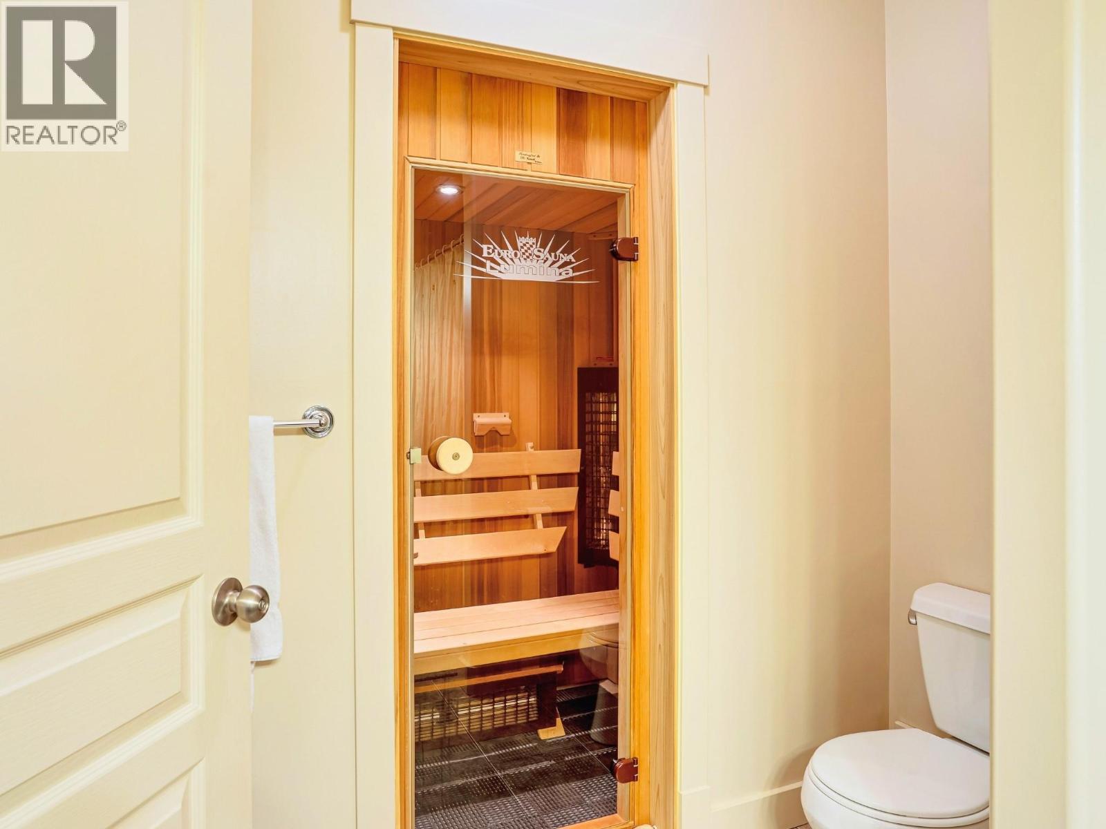 8130 Jackpine Road, Vernon, BC - Indoor Photo Showing Bathroom