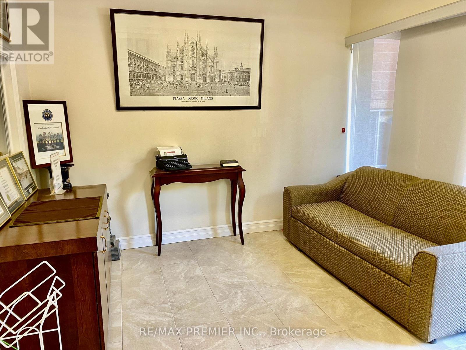 Au 8 & 9 - 140 Woodbridge Avenue, Vaughan, ON